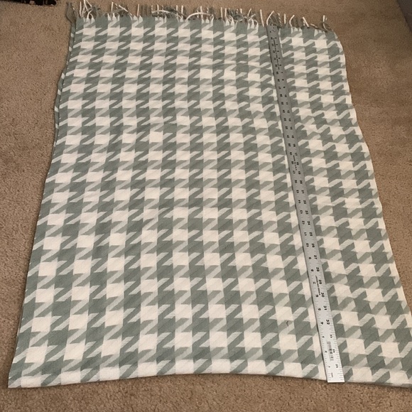 Womens soft houndstooth scarf - Picture 4 of 6